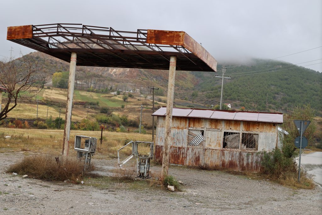 Verlaten tankstation-Albanië-Camper-Tripinbeeld