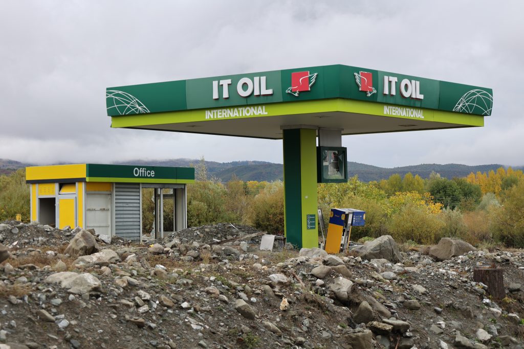 Verlaten tankstations Albanië Tripinbeeld vakantie